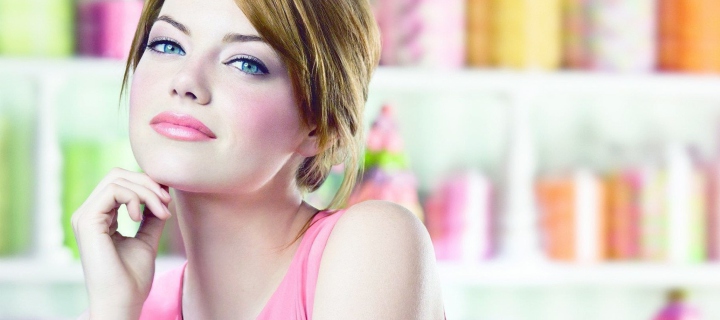 Screenshot №1 pro téma Emma Stone In Pink Dress 720x320