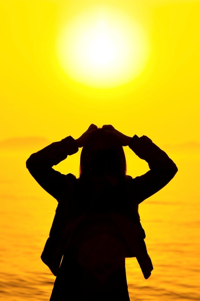 Sfondi Girls romantic mood at sunset 640x960