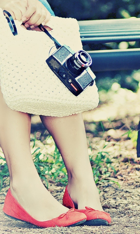 Das Girl With Camera Sitting On Bench Wallpaper 480x800