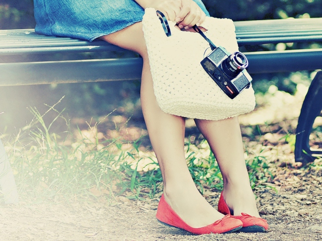 Das Girl With Camera Sitting On Bench Wallpaper 640x480