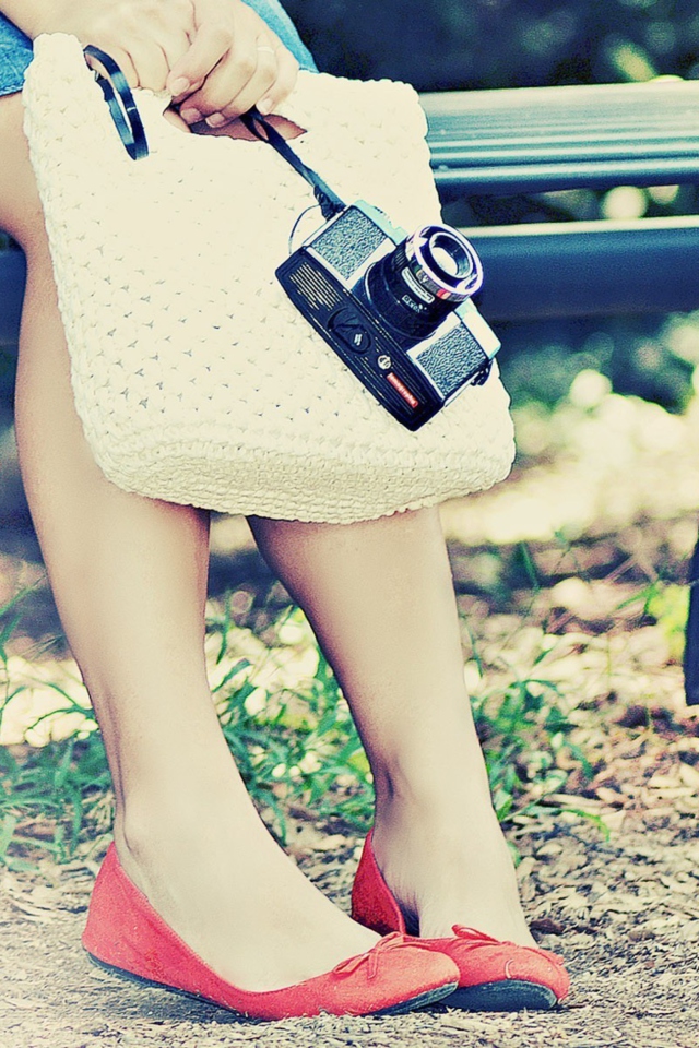 Das Girl With Camera Sitting On Bench Wallpaper 640x960