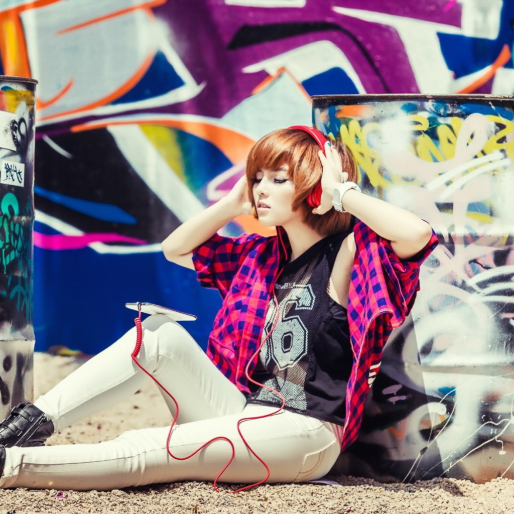 Das Graffiti Girl Listening To Music Wallpaper 1024x1024