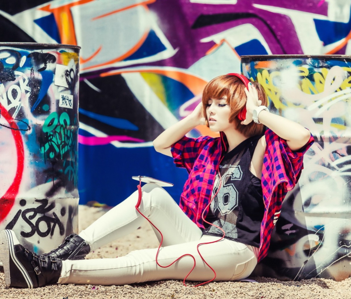 Das Graffiti Girl Listening To Music Wallpaper 1200x1024