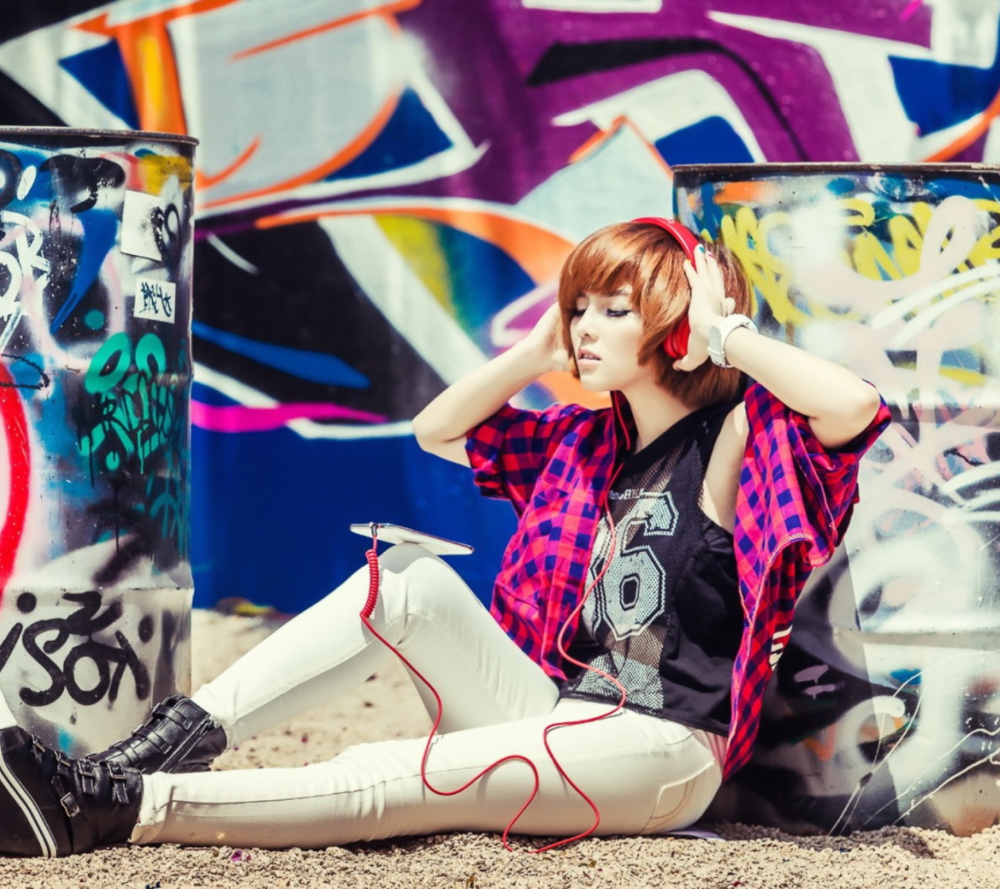 Das Graffiti Girl Listening To Music Wallpaper 1440x1280