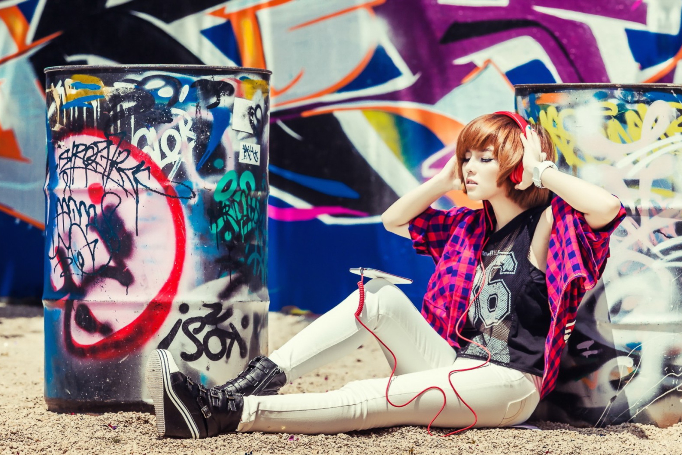Обои Graffiti Girl Listening To Music 2880x1920