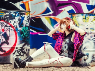 Das Graffiti Girl Listening To Music Wallpaper 320x240