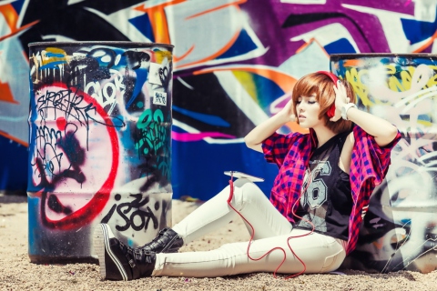Das Graffiti Girl Listening To Music Wallpaper 480x320