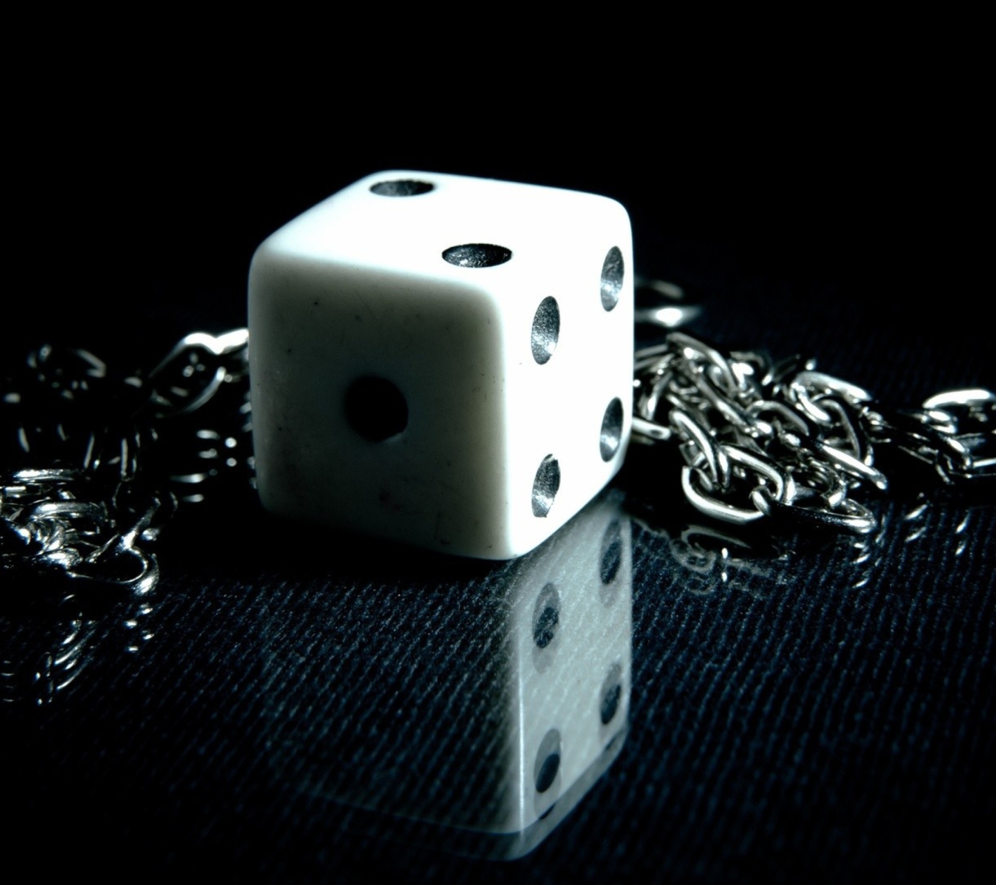 Das Dice And Metal Chain Wallpaper 1440x1280