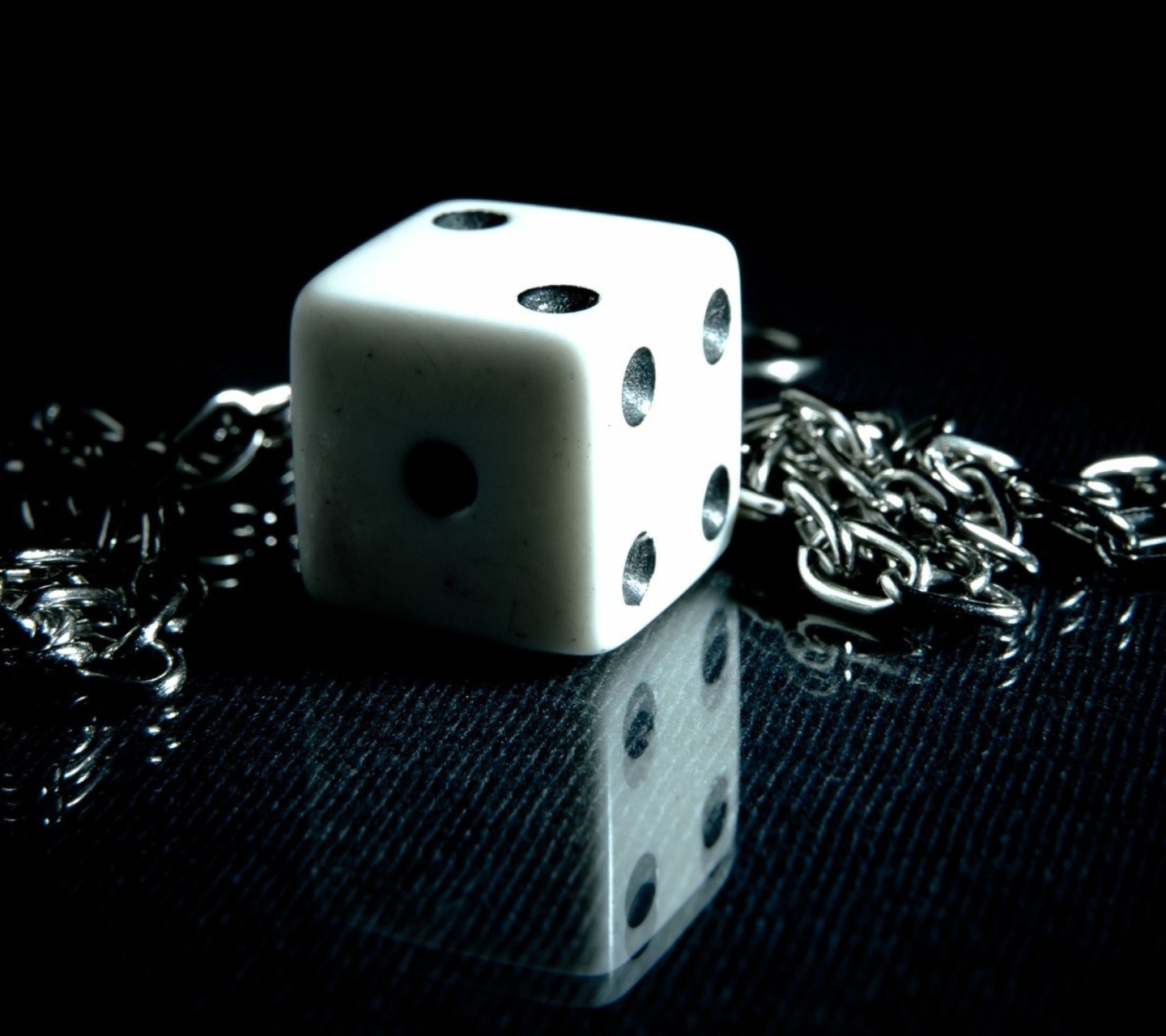 Sfondi Dice And Metal Chain 1440x1280