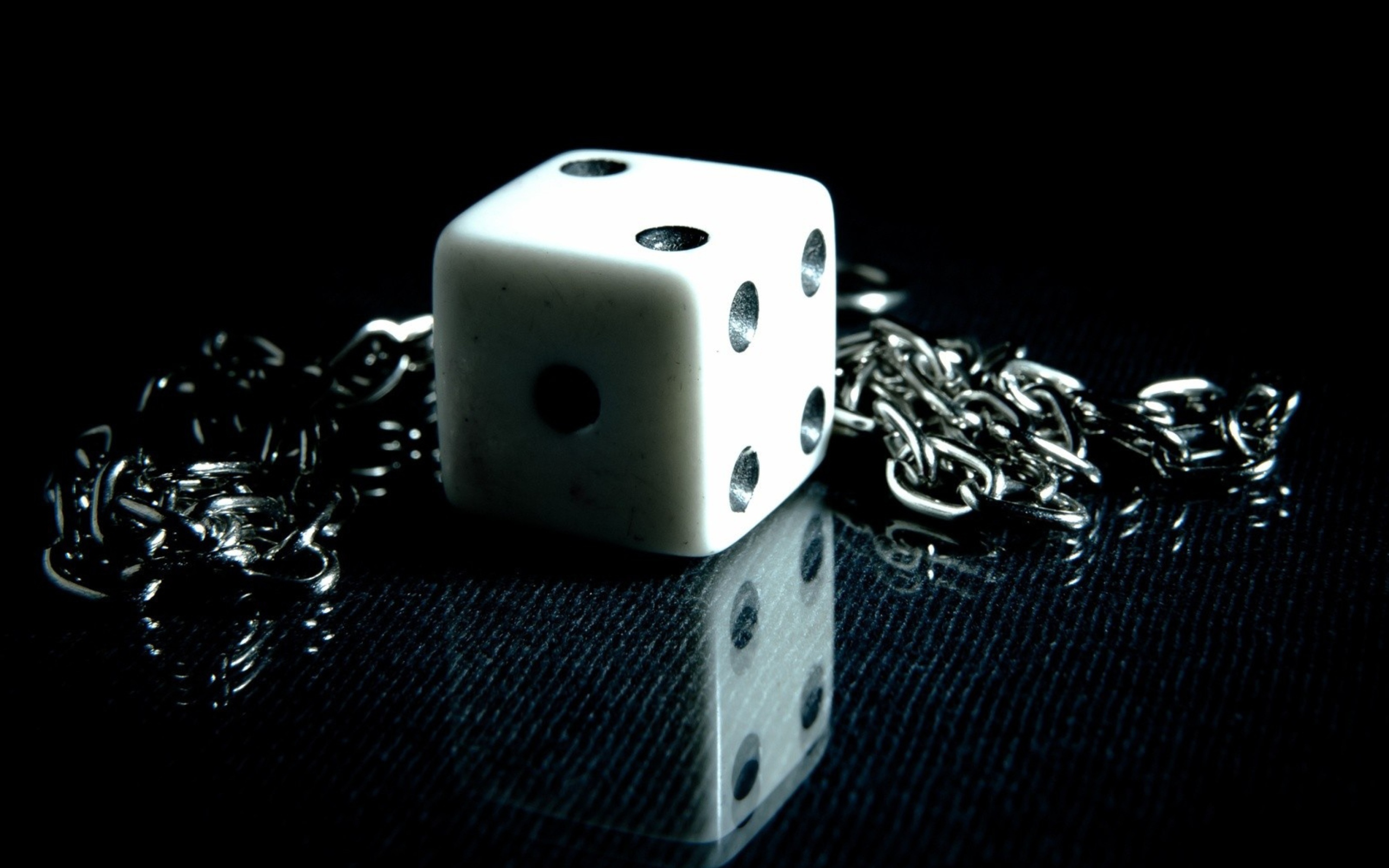 Das Dice And Metal Chain Wallpaper 2560x1600