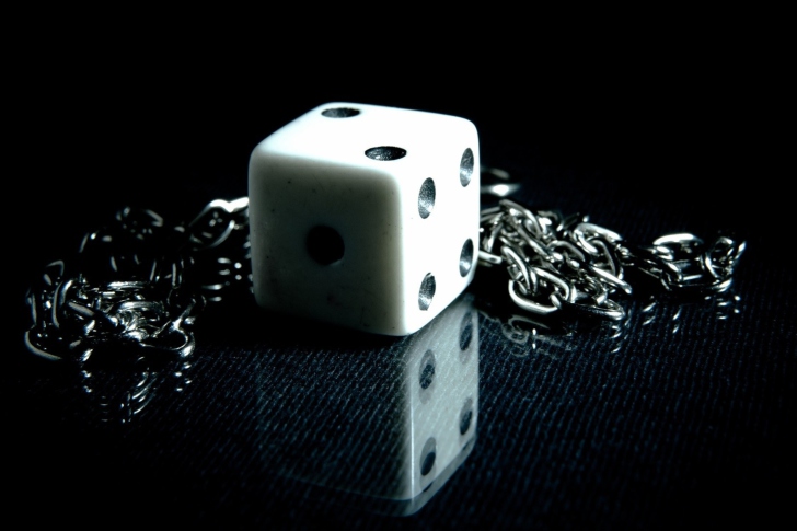 Das Dice And Metal Chain Wallpaper