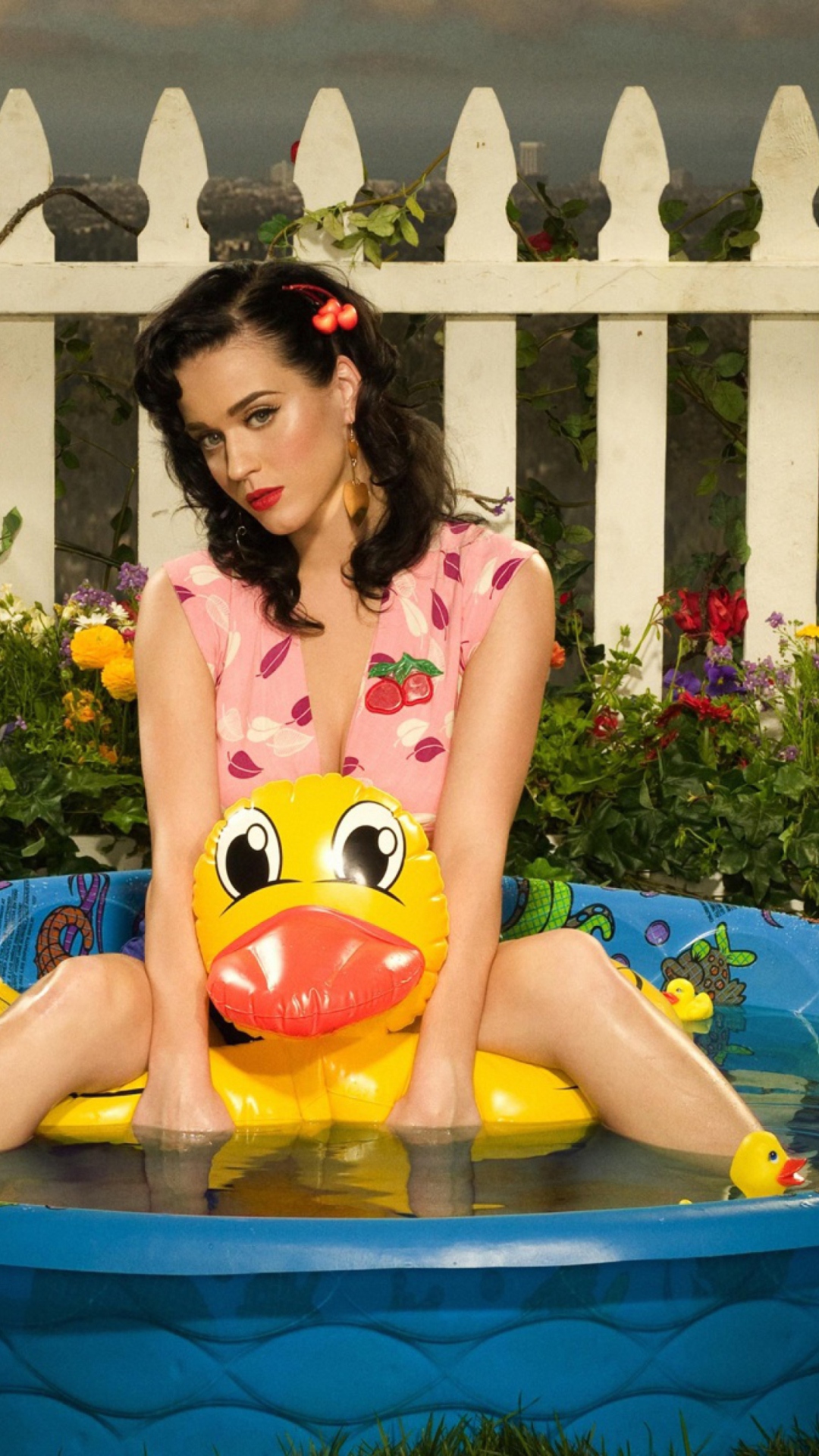 Обои Katy Perry And Yellow Duck 1080x1920
