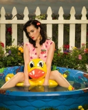 Fondo de pantalla Katy Perry And Yellow Duck 128x160