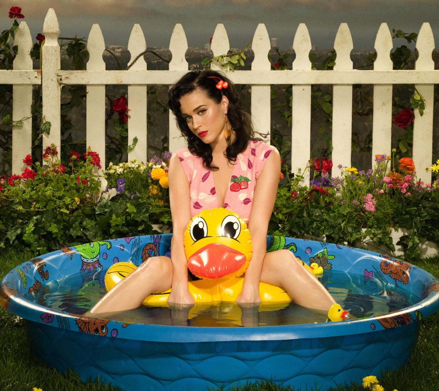 Das Katy Perry And Yellow Duck Wallpaper 1440x1280