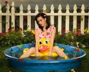 Sfondi Katy Perry And Yellow Duck 176x144