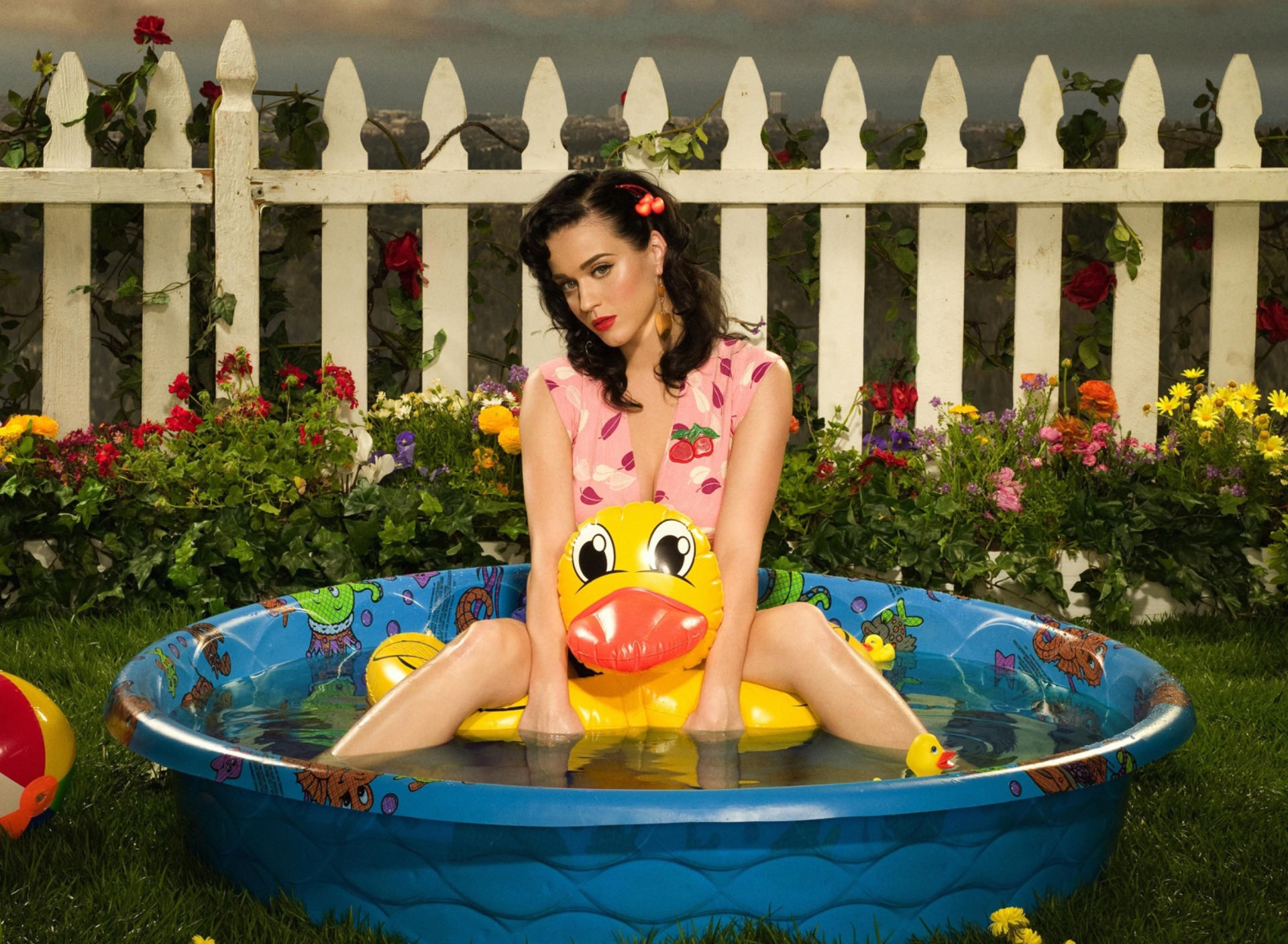 Fondo de pantalla Katy Perry And Yellow Duck 1920x1408