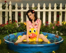 Das Katy Perry And Yellow Duck Wallpaper 220x176