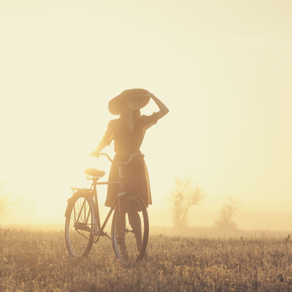 Fondo de pantalla Girl And Bicycle On Misty Day 1024x1024