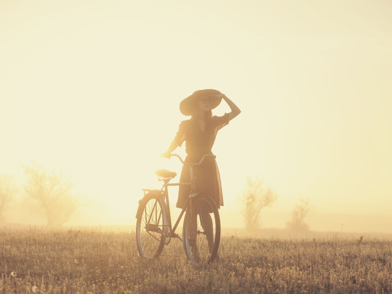 Fondo de pantalla Girl And Bicycle On Misty Day 1280x960