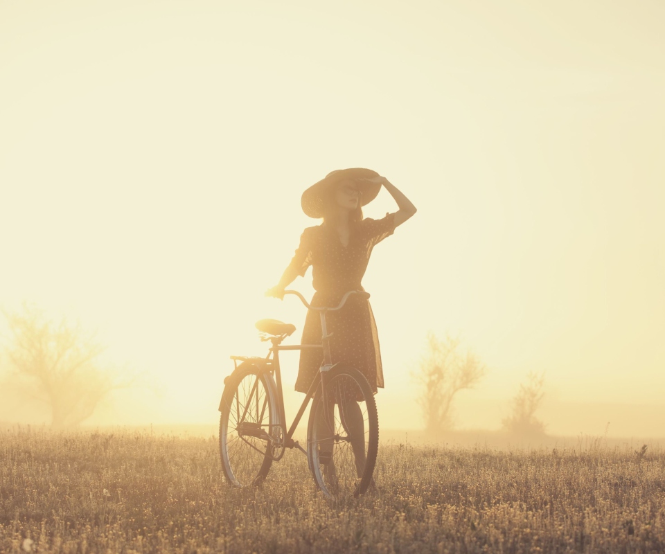 Обои Girl And Bicycle On Misty Day 960x800
