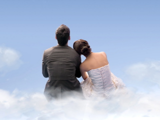 Fondo de pantalla Couple Sitting On Clouds 320x240