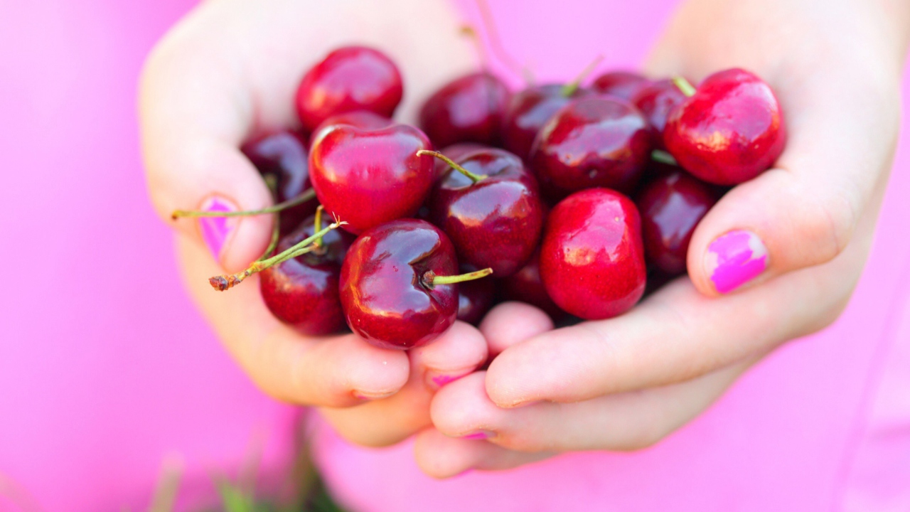 Fondo de pantalla Cherries In Hands 1280x720