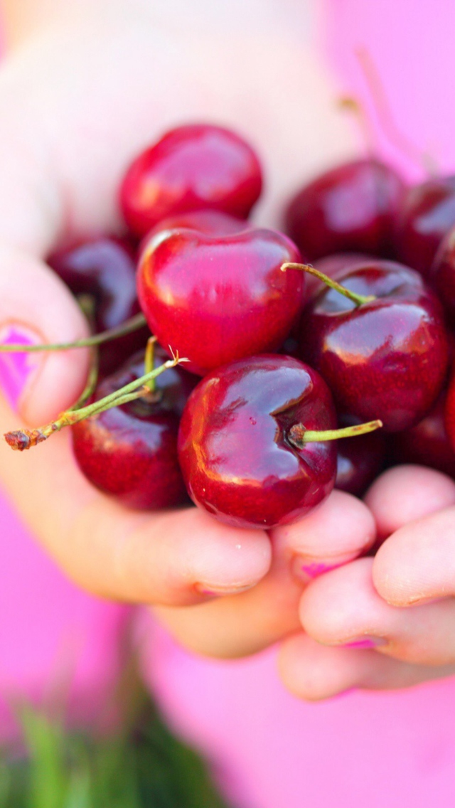 Sfondi Cherries In Hands 640x1136