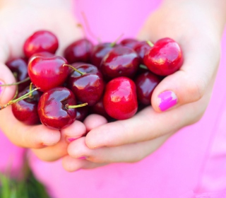 Kostenloses Cherries In Hands Wallpaper für 2048x2048