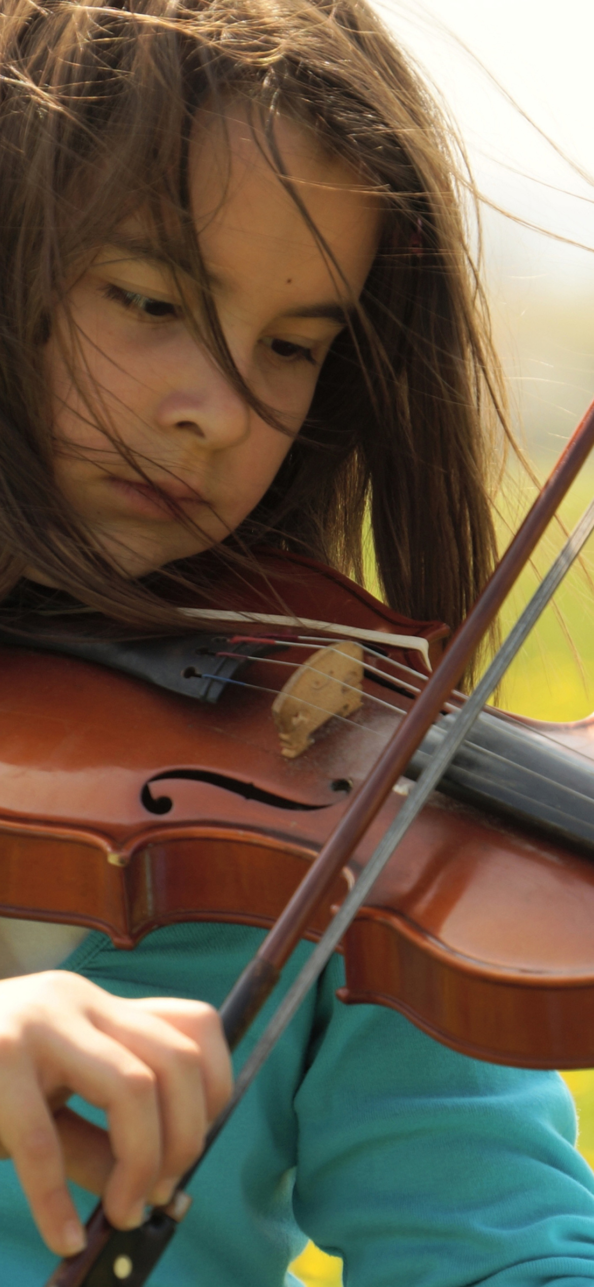 Das Girl Playing Violin Wallpaper 1170x2532