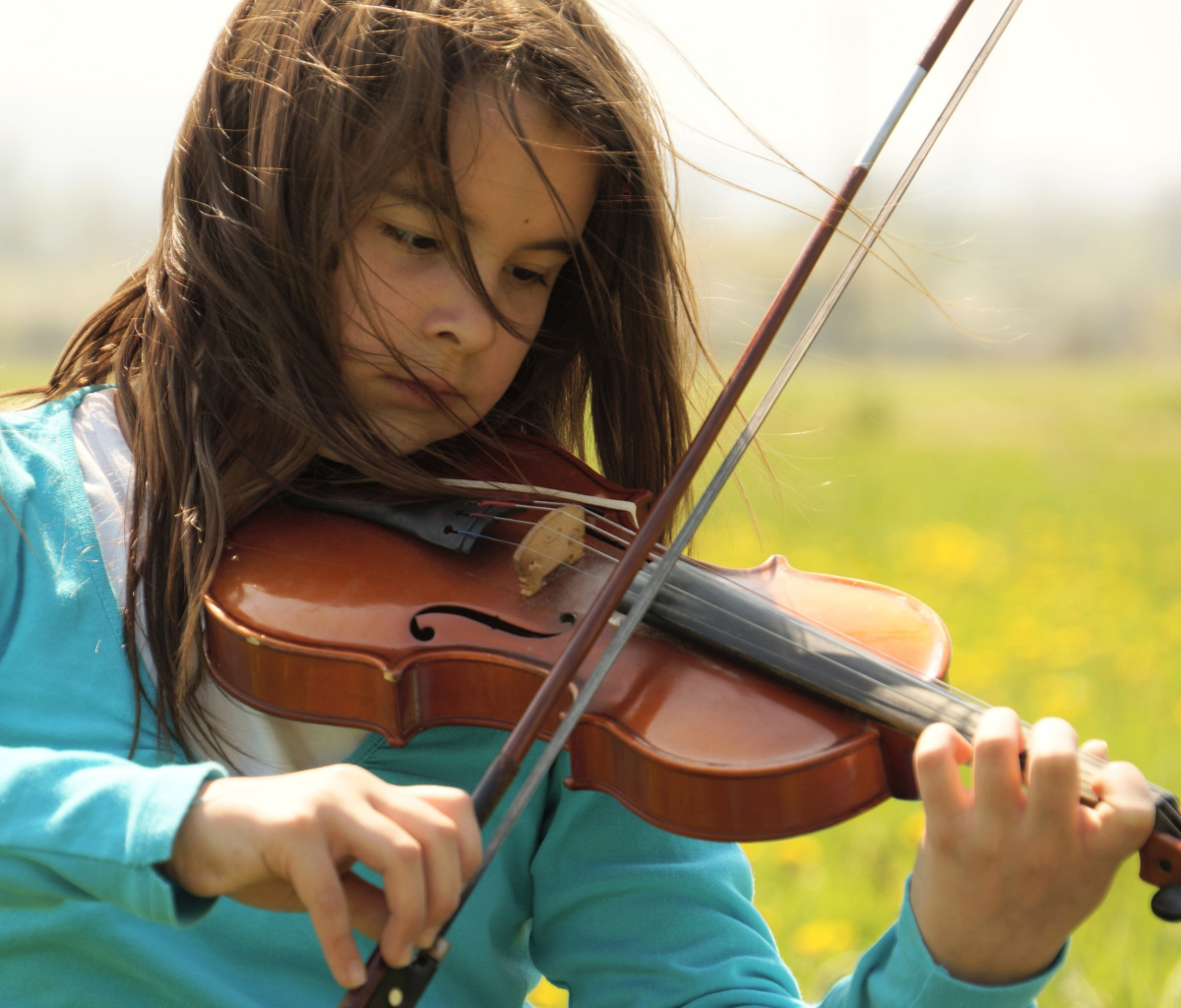 Fondo de pantalla Girl Playing Violin 1200x1024