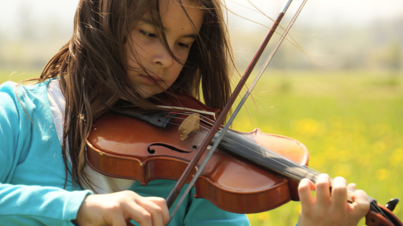 Girl Playing Violin screenshot #1 1366x768