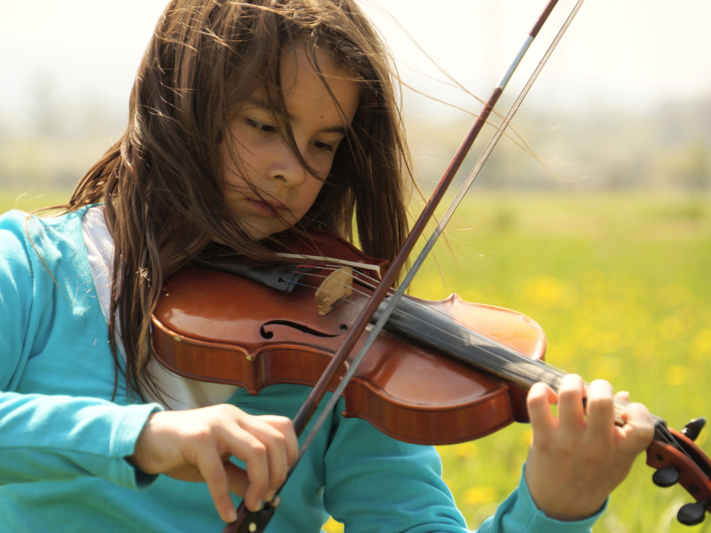 Обои Girl Playing Violin 1400x1050