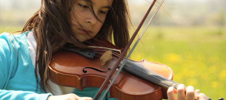 Fondo de pantalla Girl Playing Violin 720x320