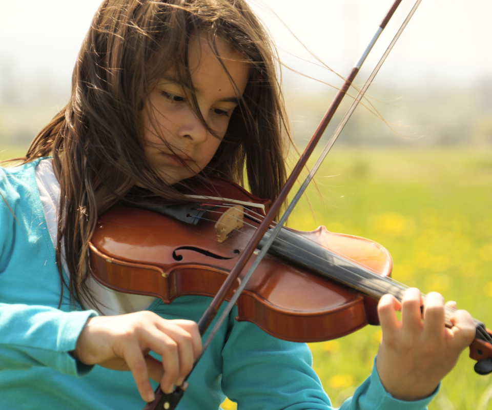 Das Girl Playing Violin Wallpaper 960x800