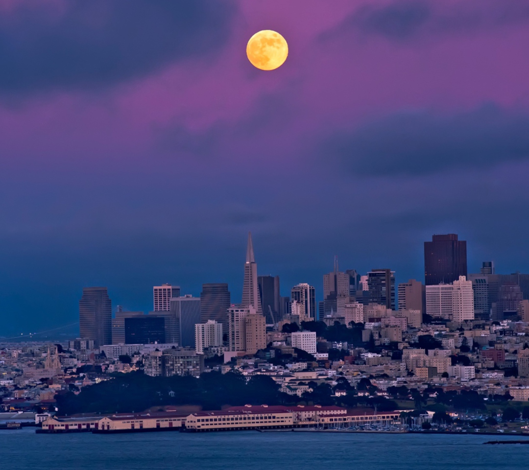 Fondo de pantalla Orange Moon On Purple Sky 1080x960