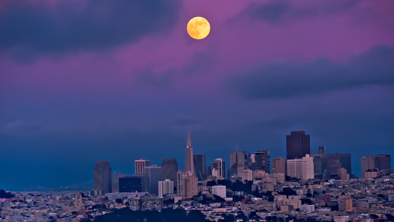 Fondo de pantalla Orange Moon On Purple Sky 1280x720