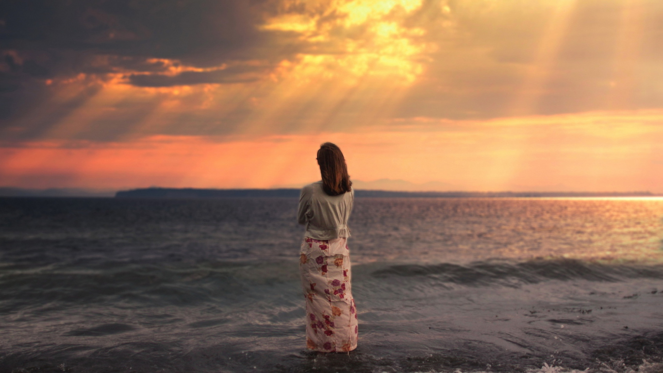 Das Girl And Stormy Sea Wallpaper 1366x768
