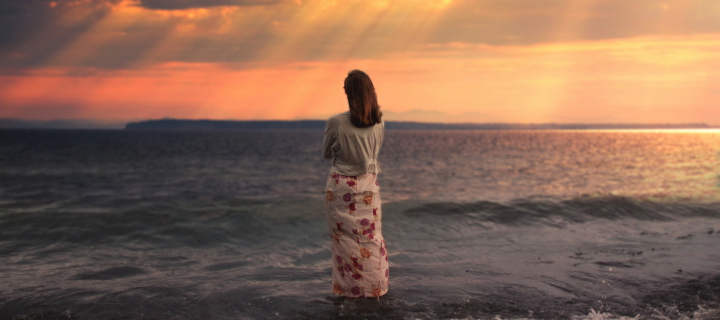 Das Girl And Stormy Sea Wallpaper 720x320