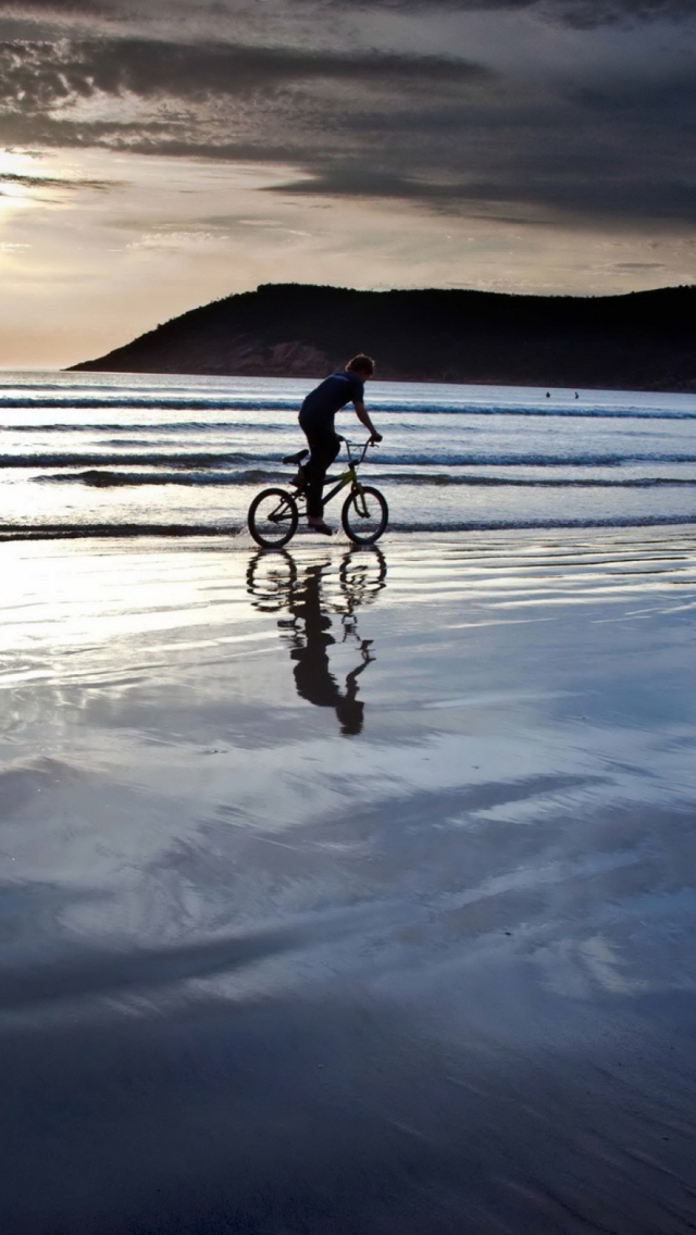 Das Beach Bike Ride Wallpaper 640x1136