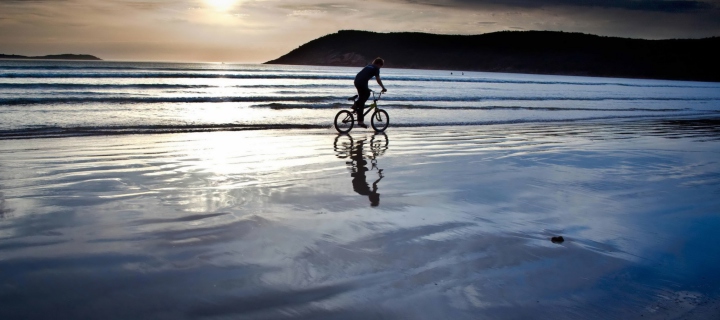 Fondo de pantalla Beach Bike Ride 720x320