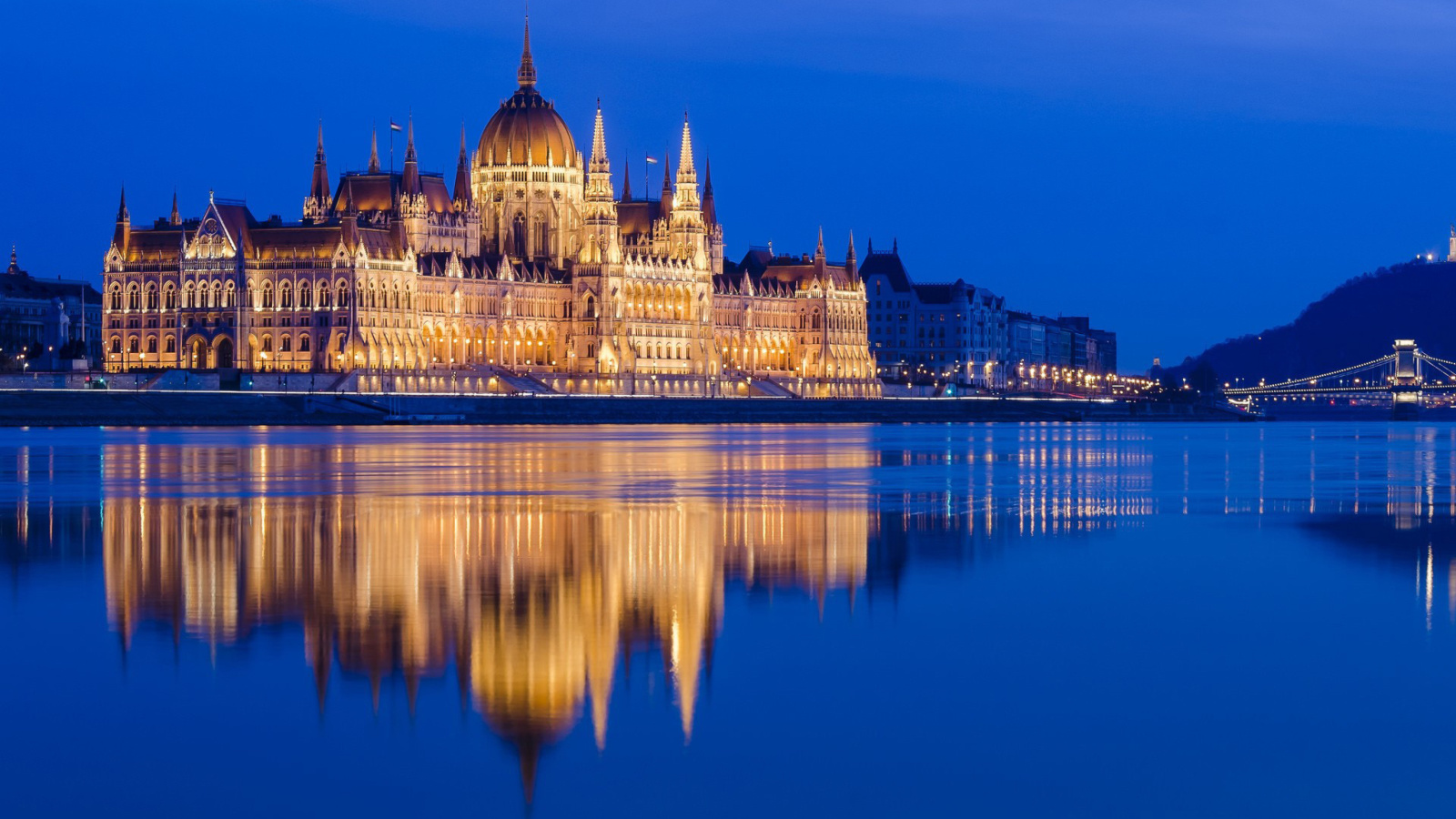 Hungarian Parliament Building screenshot #1 1600x900