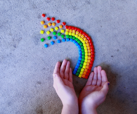 Sfondi Rainbow In Your Hands 480x400