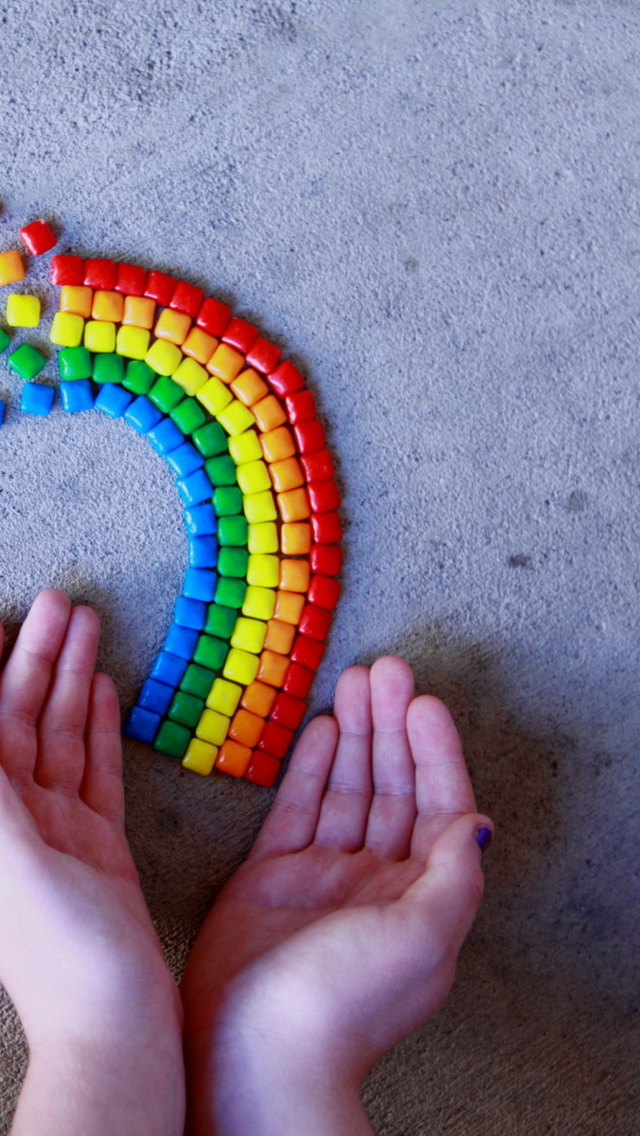Das Rainbow In Your Hands Wallpaper 640x1136