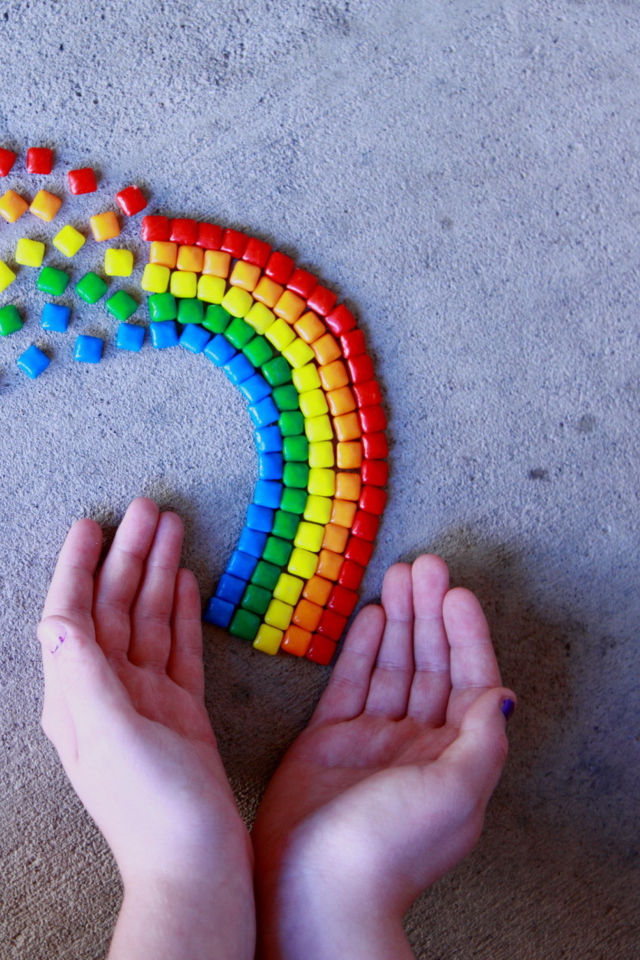 Sfondi Rainbow In Your Hands 640x960