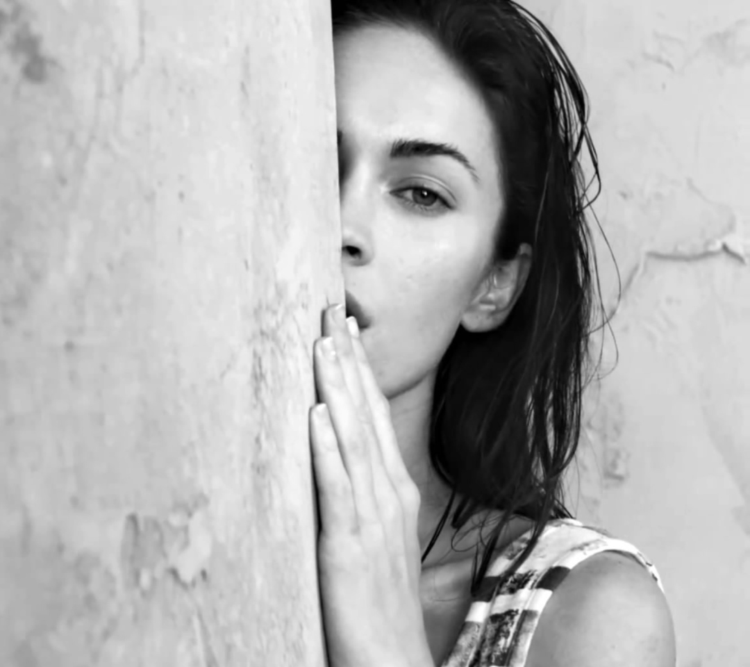 Das Megan Fox Black & White Wallpaper 1080x960