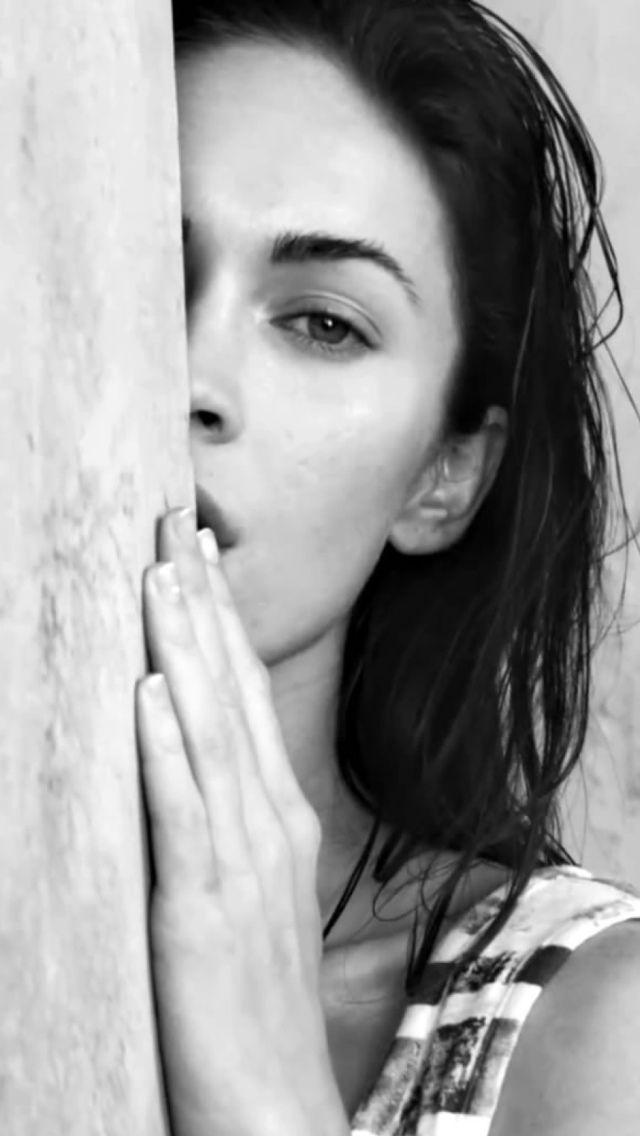 Sfondi Megan Fox Black & White 640x1136