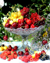 Fondo de pantalla Summer berries and harvest 176x220