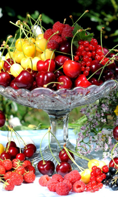 Fondo de pantalla Summer berries and harvest 240x400