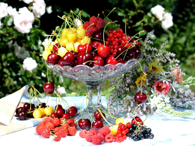 Summer berries and harvest wallpaper 640x480