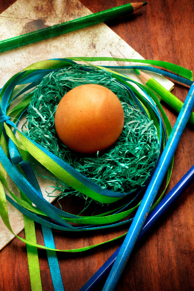 Обои Egg In Nest 640x960